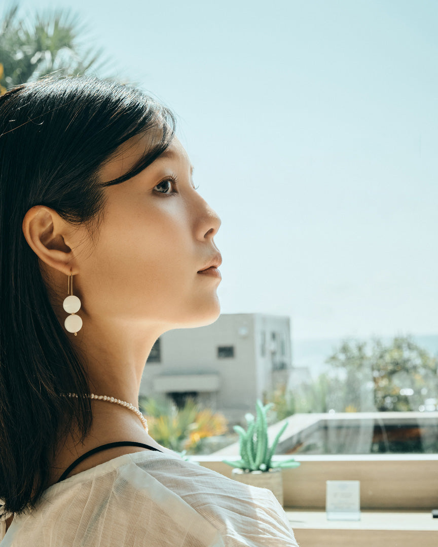 心がほっとする瞬間に｜“愛につつまれる”シェルイヤリング｜fromSaya公式